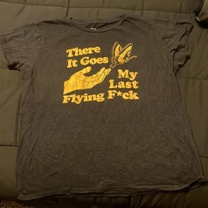 Grey and yellow tshirt.